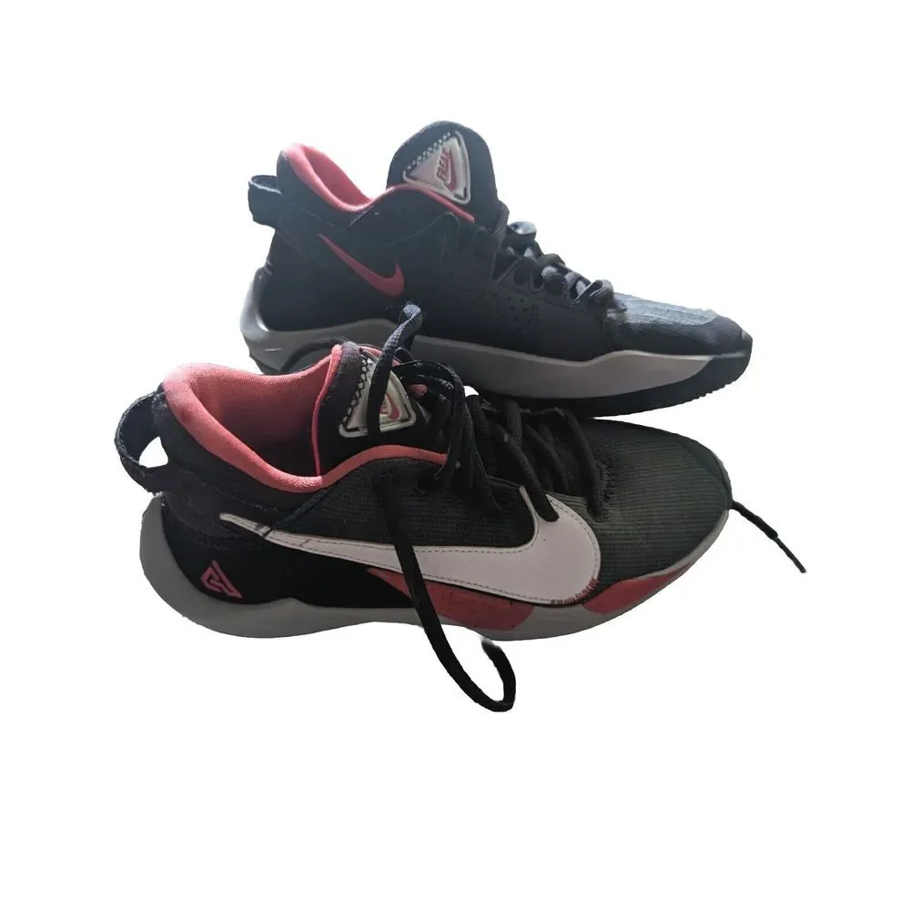 Nike zoom freak 2 bred, size 4y Lightly used condition!‎